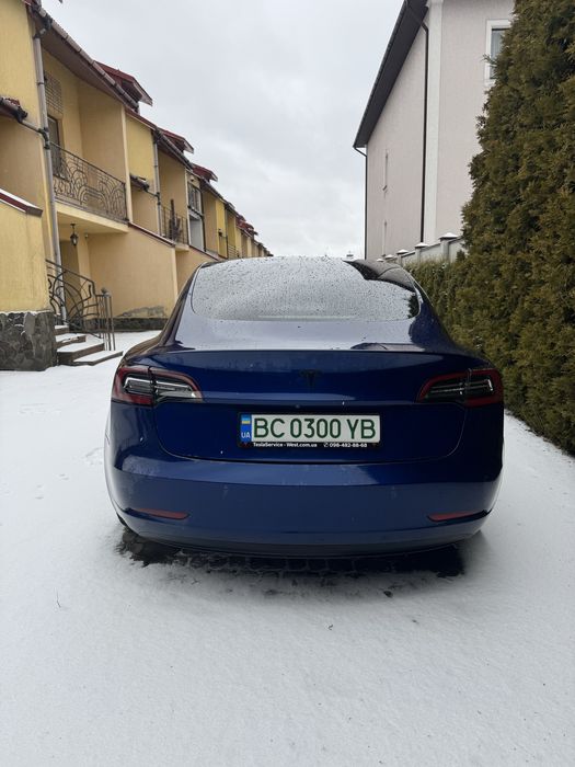 Продам власну машину Tesla Model 3