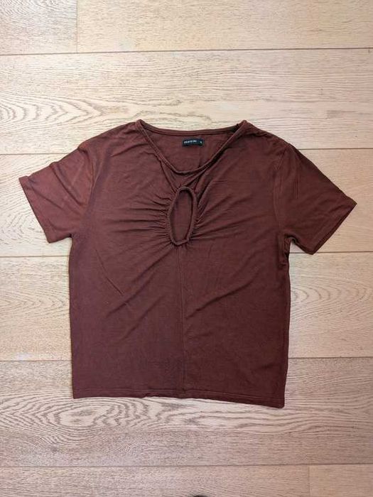Medicine - czekoladowy dopasowany t-shirt z ciekawym dekoltem - rozm. XL