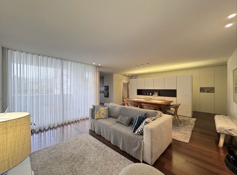 Sofa cinza claro marca Woodspace