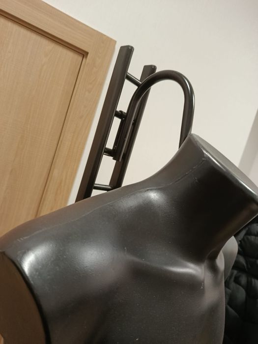 Manequim Masculino Regulável com Base Incluída – Preto