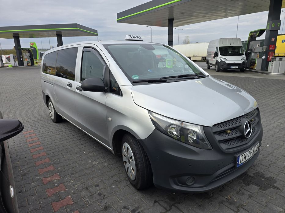 Bus 1+8 przewozy na lotniska.