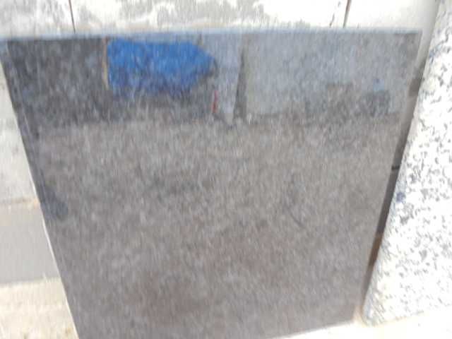 tenho três pedras de mármore