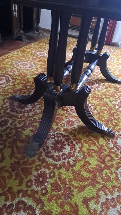 Conjunto de mesas e cadeiras, cristaleira, tapetes, sofá cama