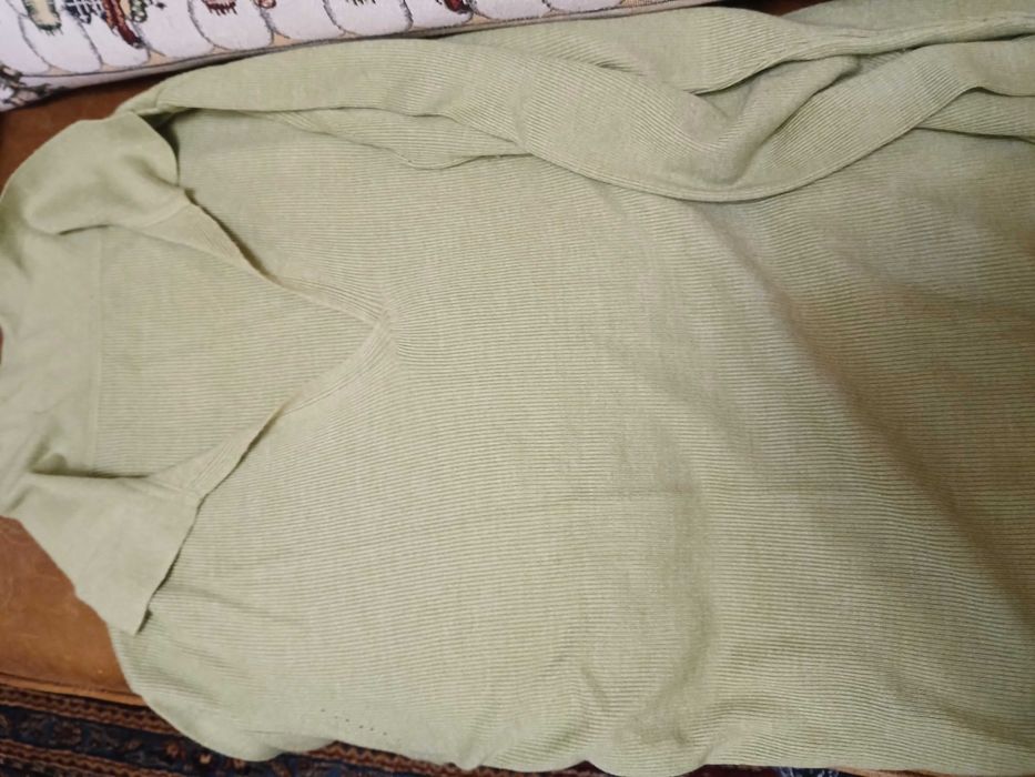 camisola de lã, verde azeitona claro.