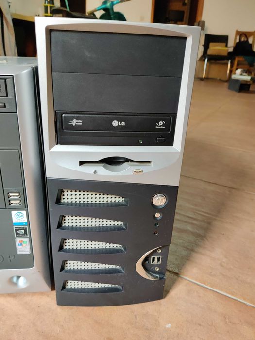 Conjunto 2 computadores a funcionar.