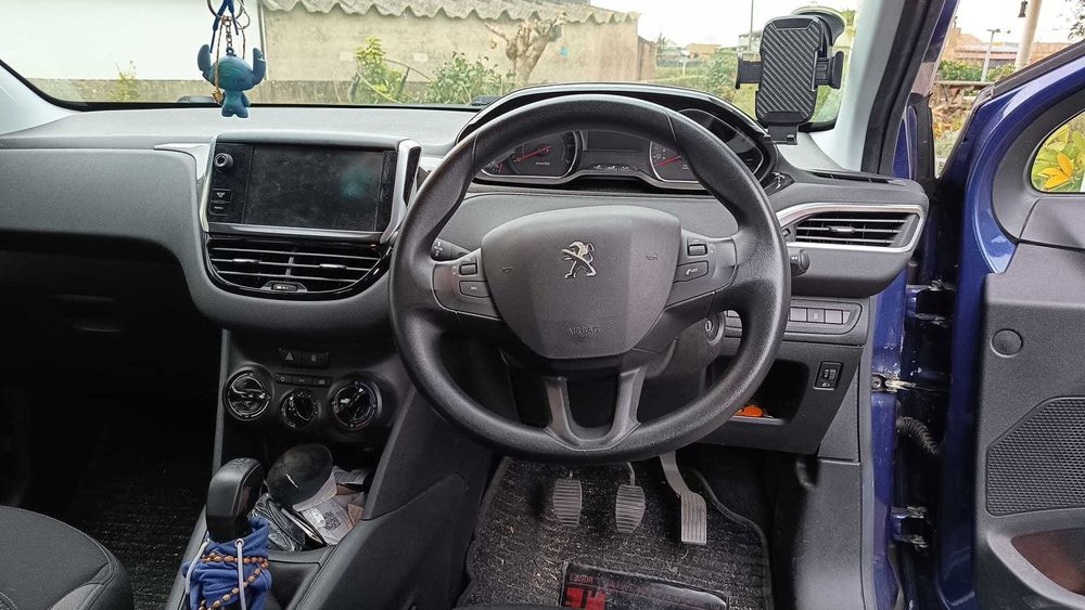 Peugeot 208 volante à direita (right hand drive)
