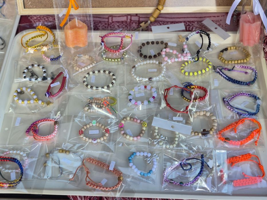 Bijuteria feita a mão ,pulseiras ,colares,terços, velas,faço revenda com fatura
