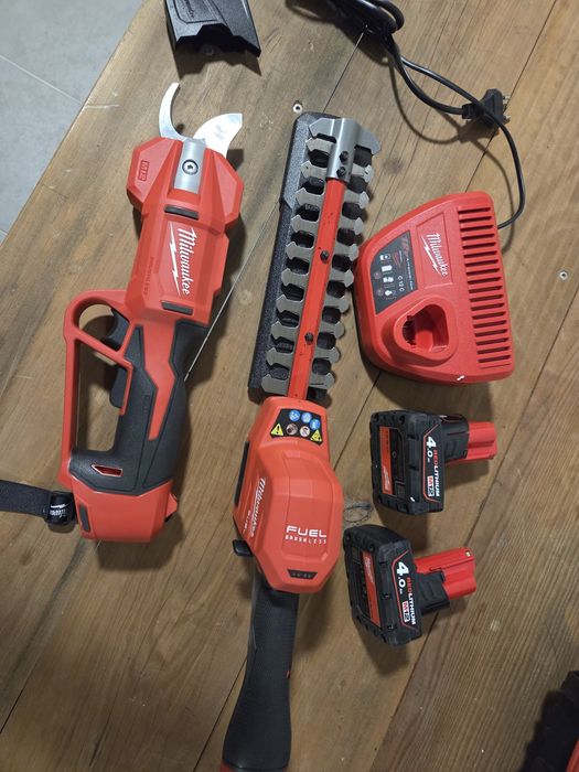 Milwaukee,  conjunto de máquinas de poda novas.