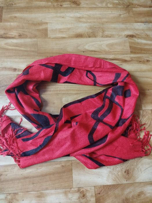 Nowa apaszka chusta damska czerwona z czarnym wzorem