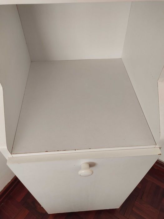 Móvel branco casa de banho com cesto para roupa suja