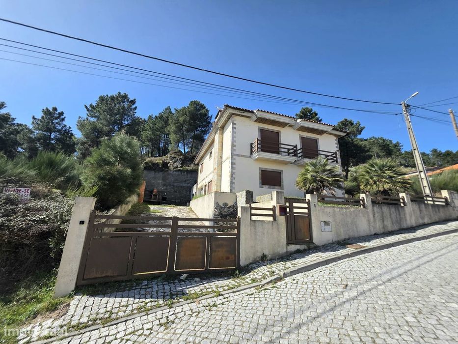 Moradia T4 com garagem e jardim em Alijó