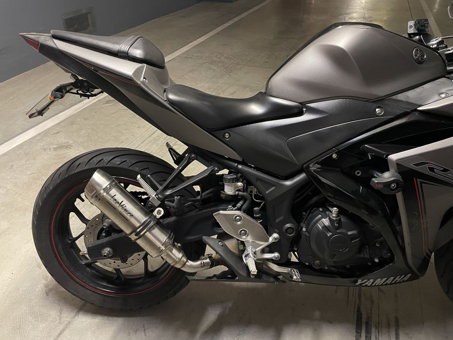 Yamaha r3 Metalic Grey