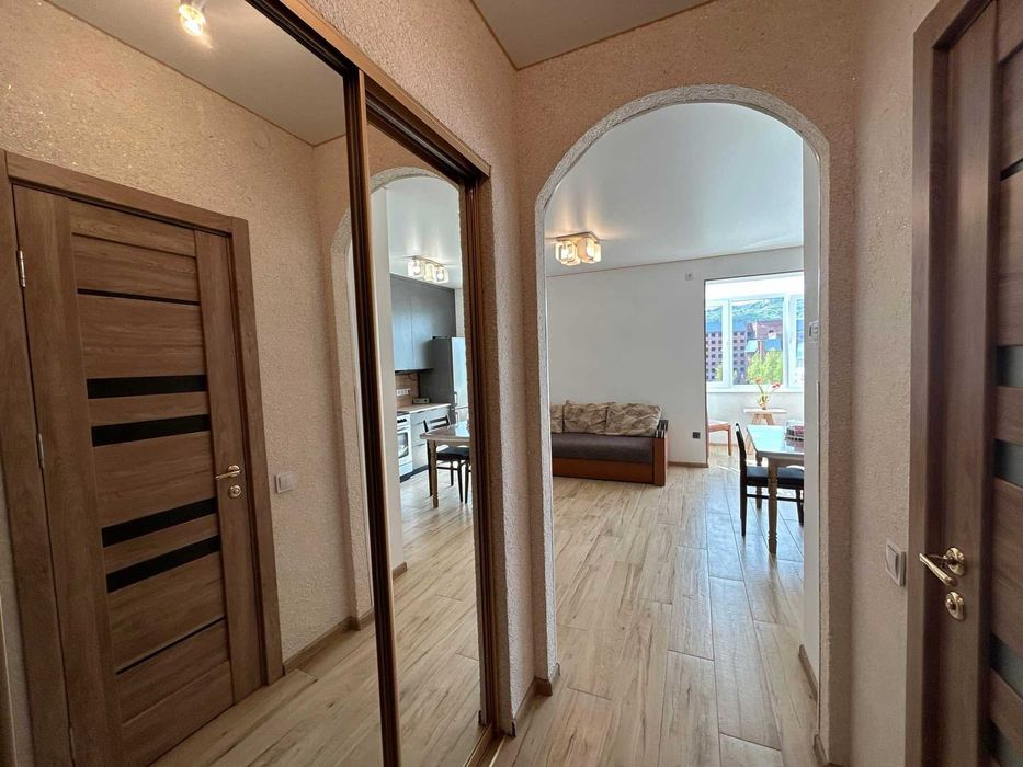 Простора двокімнатка з краєвидом на гори