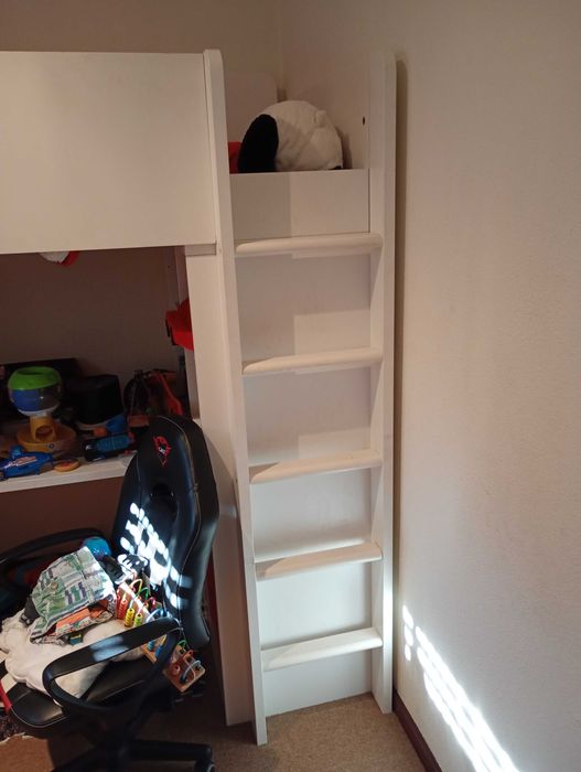Cama elevatória IKEA c/ secretária e arrumação
