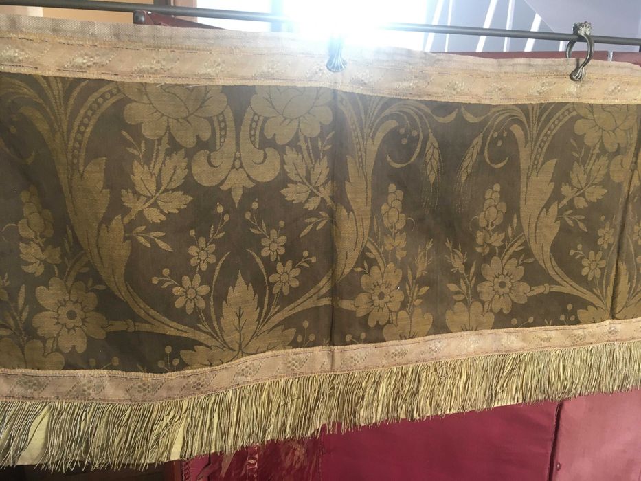 Brocado com franja SecXVIII e talha em madeira maciça Sec XIX