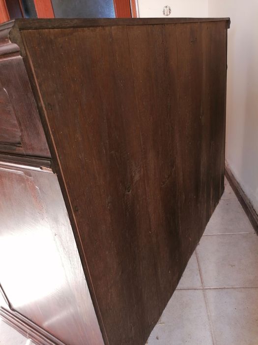 Cómoda antiga em madeira de castanho