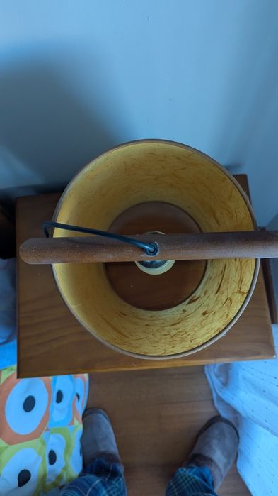 Candeeiros de tecto e mesinha de cabeceira.