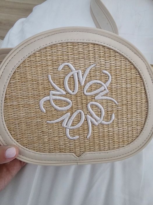 Mala minimalista em pele e palhinha tons de nude