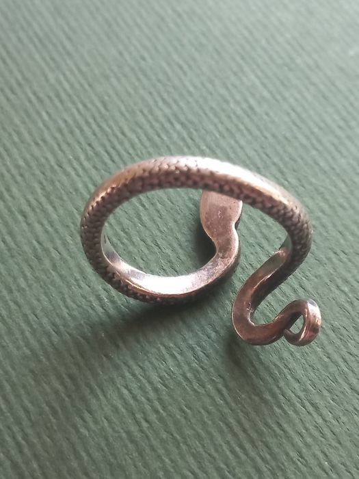 Pierścionek w kształcie węża, żmii - srebro próby 0.900