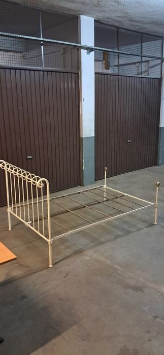 Cama de ferro antiga