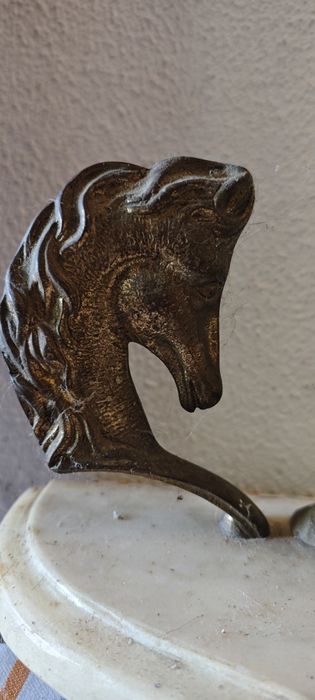 Relógio de mesa antigo decorativo em metal e mármore, estilo vitoriano