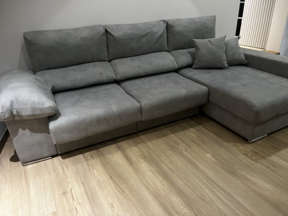 Sofá sala de estar cinza com pufs