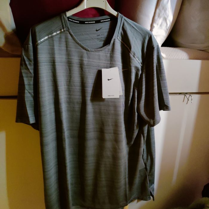 T-shirt da adidas para homem tamanho L está nova