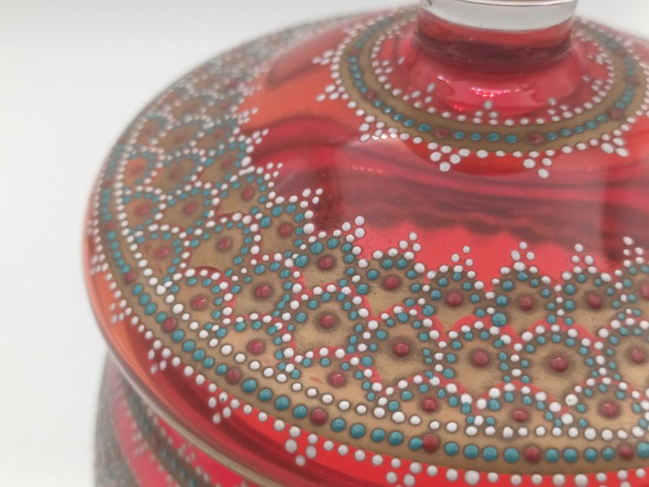 Pote decorativo em vidro vermelho pintado à mão