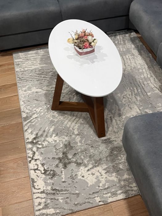 Mesa de mdf lacado branco com base de madeira de carvalho