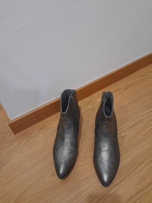 Botins efeito pele de cobra
