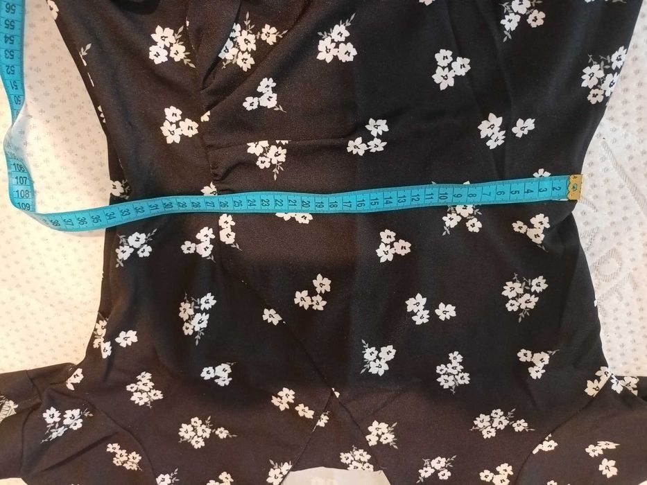 Sukienka mini sexy dopasowana w kwiaty lamour boutique