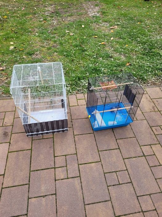 Dwie klatki na ptaki.