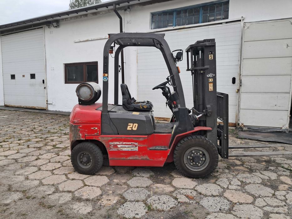 Wózek jezdniowy podnośnikowy z mechanicznym napędem podnoszenia