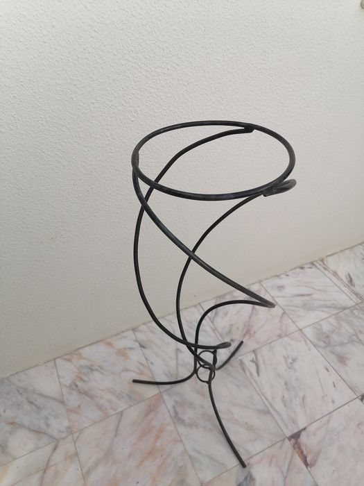Suporte de chão Sellette  pedestal ou porta vasos em Ferro Forjado