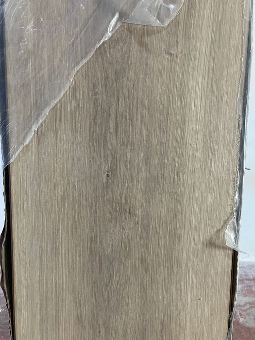 Parquet flutuante 4 caixas & rodapés. Quarto de 10m2