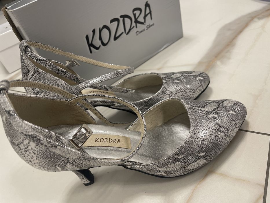 Buty na obcasie - srebrne z wezowej skorki
