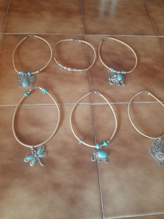 Pulseiras e fios e brincos em cortiça