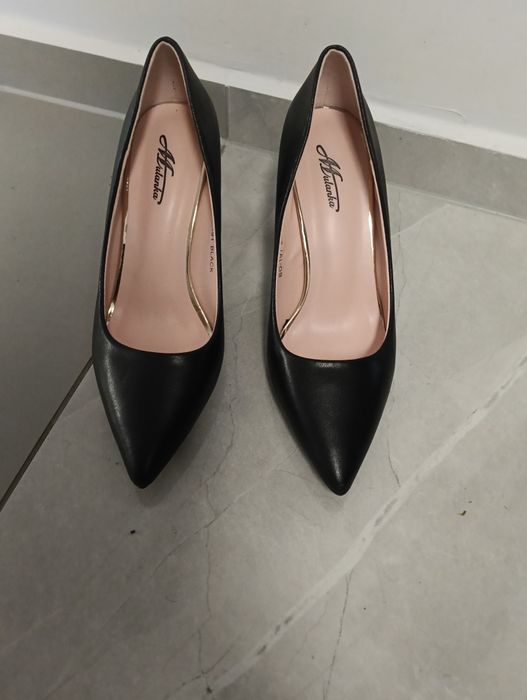 Czarne szpilki na słupku 38