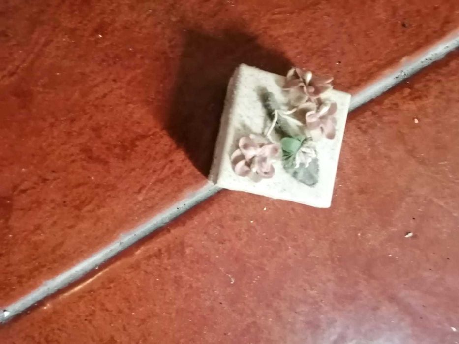 caixinha para joias branca com rosinhas