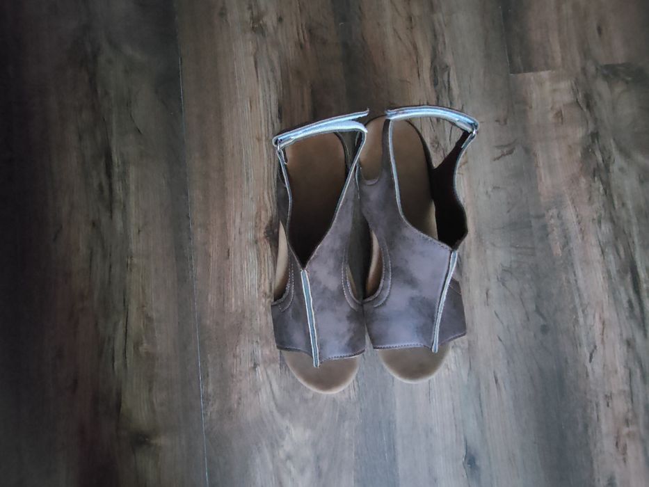 Buty damskie na koturnie