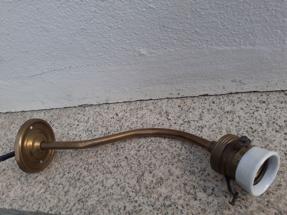 Lampião antigo a petróleo em vidro a funcionar.