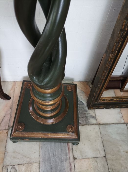 Coluna em Madeira, pintada