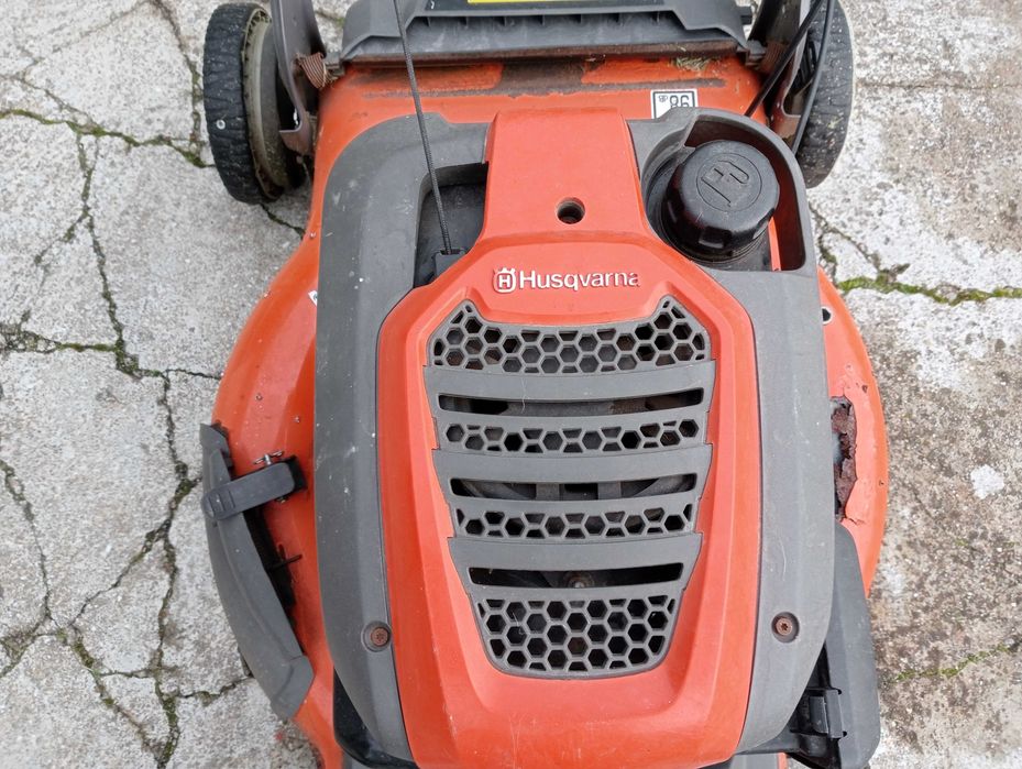 Máquina de cortar relva