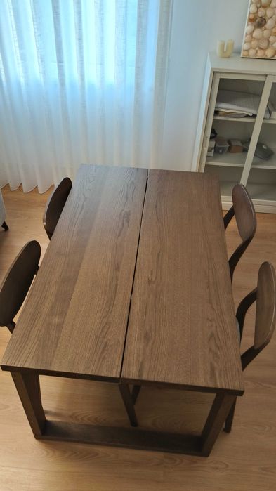 Mesa e cadeiras de sala