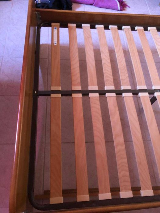 Cama de casal com colchão (Cerne)