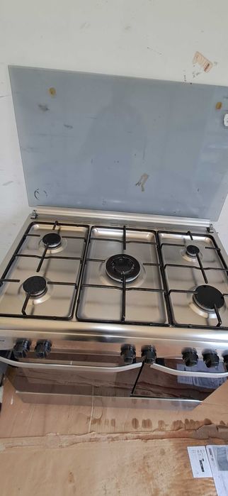 Fogão 5 bocas muito novo.  Pra sair rápido