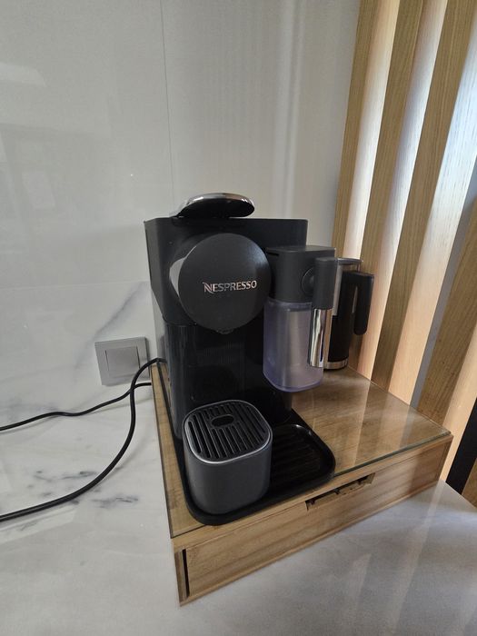 Máquina de café nespresso lattissima