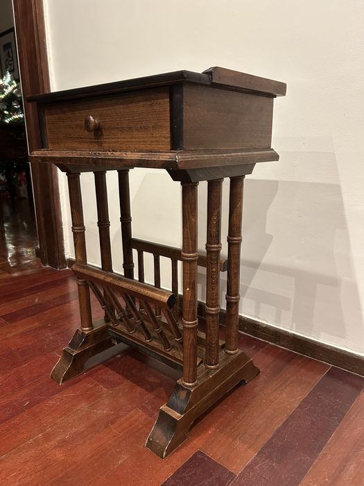 Mesa de apoio em maderia maciça