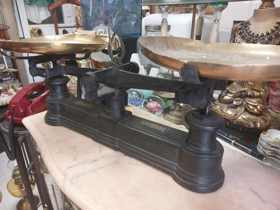 Antiga balança em ferro fundido e pratos em latão, 15kg