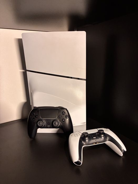 Ps5 slim z napedem 1tb jak nowa  + 2 pady